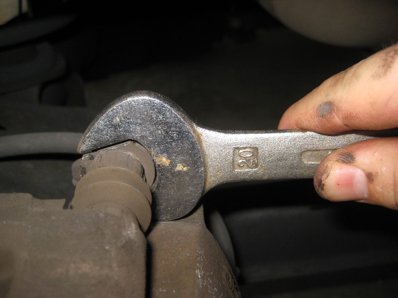 2000-2006-GM-Chevrolet-Tahoe-Rear-Disc-Brake-Pads-Rotors-Replacement-Guide-012