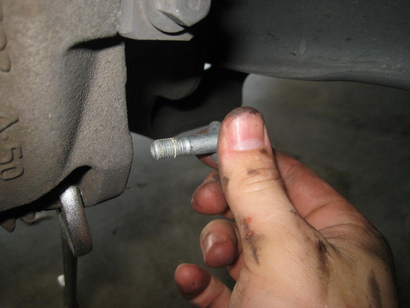 2000-2006-GM-Chevrolet-Tahoe-Rear-Disc-Brake-Pads-Rotors-Replacement-Guide-014