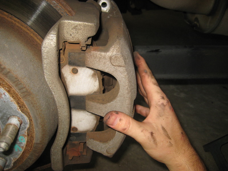 2000-2006-GM-Chevrolet-Tahoe-Rear-Disc-Brake-Pads-Rotors-Replacement-Guide-017