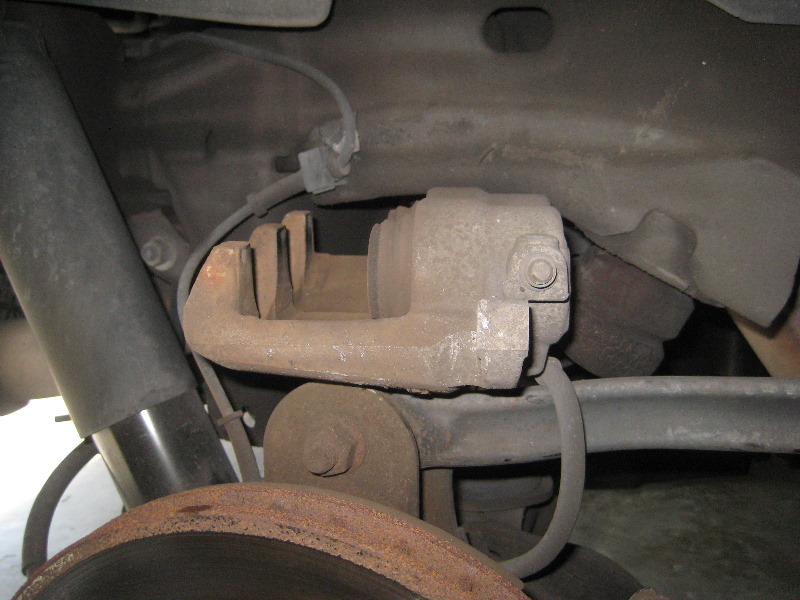 2000-2006-GM-Chevrolet-Tahoe-Rear-Disc-Brake-Pads-Rotors-Replacement-Guide-018