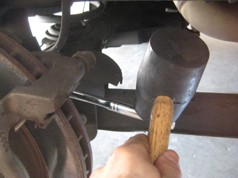 2000-2006-GM-Chevrolet-Tahoe-Rear-Disc-Brake-Pads-Rotors-Replacement-Guide-034