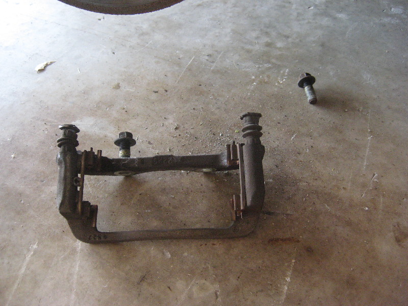 2000-2006-GM-Chevrolet-Tahoe-Rear-Disc-Brake-Pads-Rotors-Replacement-Guide-035