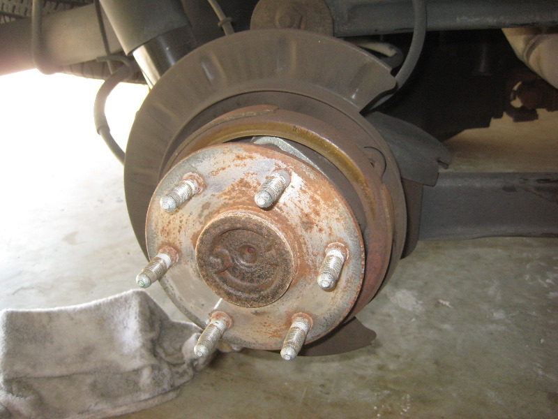 2000-2006-GM-Chevrolet-Tahoe-Rear-Disc-Brake-Pads-Rotors-Replacement-Guide-038
