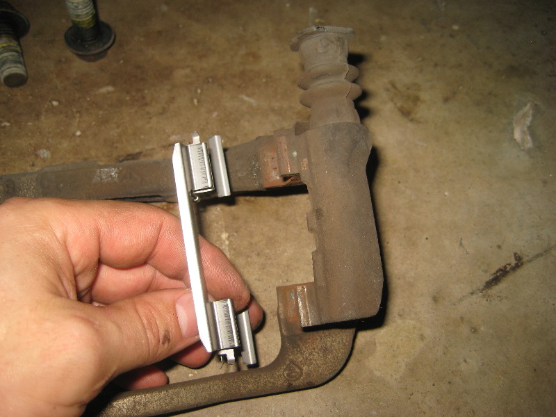 2000-2006-GM-Chevrolet-Tahoe-Rear-Disc-Brake-Pads-Rotors-Replacement-Guide-042