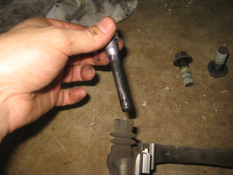 2000-2006-GM-Chevrolet-Tahoe-Rear-Disc-Brake-Pads-Rotors-Replacement-Guide-044