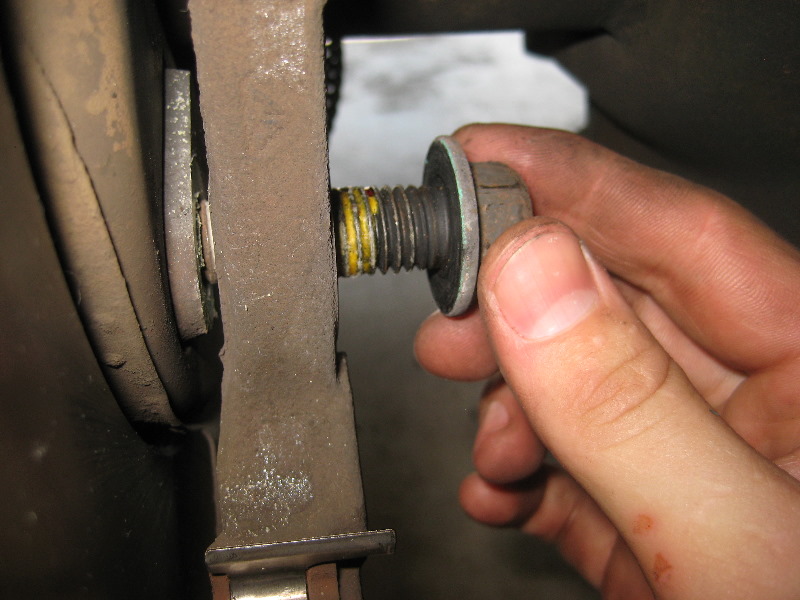 2000-2006-GM-Chevrolet-Tahoe-Rear-Disc-Brake-Pads-Rotors-Replacement-Guide-051