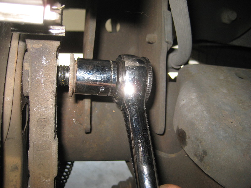 2000-2006-GM-Chevrolet-Tahoe-Rear-Disc-Brake-Pads-Rotors-Replacement-Guide-053