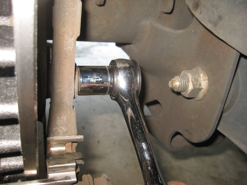 2000-2006-GM-Chevrolet-Tahoe-Rear-Disc-Brake-Pads-Rotors-Replacement-Guide-054