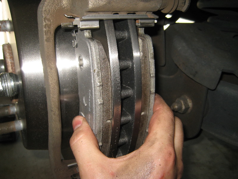 20002006GMChevroletTahoeRearDiscBrakePadsRotorsReplacement