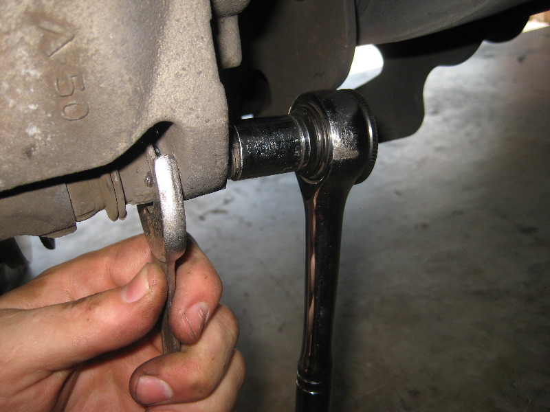 2000-2006-GM-Chevrolet-Tahoe-Rear-Disc-Brake-Pads-Rotors-Replacement-Guide-065