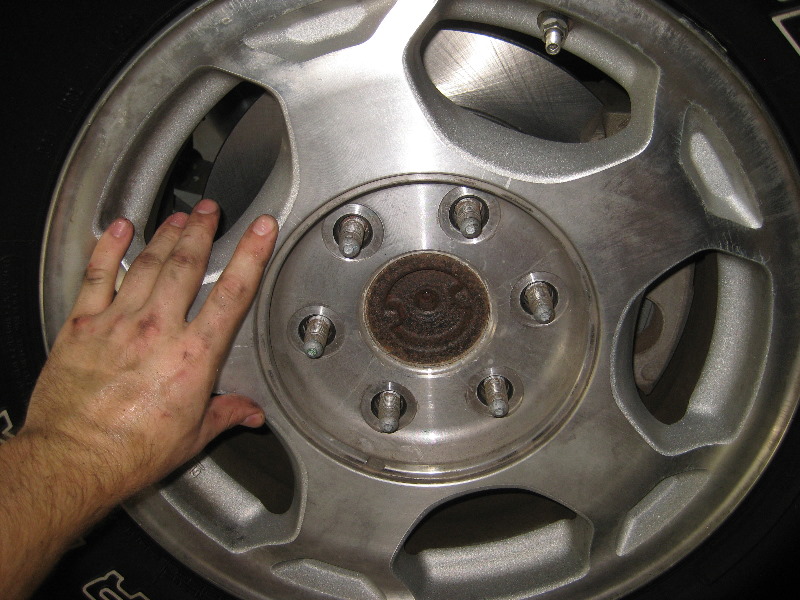 2000-2006-GM-Chevrolet-Tahoe-Rear-Disc-Brake-Pads-Rotors-Replacement-Guide-069