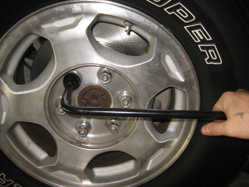 2000-2006-GM-Chevrolet-Tahoe-Rear-Disc-Brake-Pads-Rotors-Replacement-Guide-071