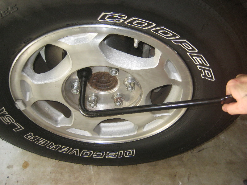 2000-2006-GM-Chevrolet-Tahoe-Rear-Disc-Brake-Pads-Rotors-Replacement-Guide-073