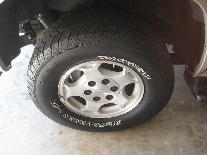 2000-2006-GM-Chevrolet-Tahoe-Rear-Disc-Brake-Pads-Rotors-Replacement-Guide-075