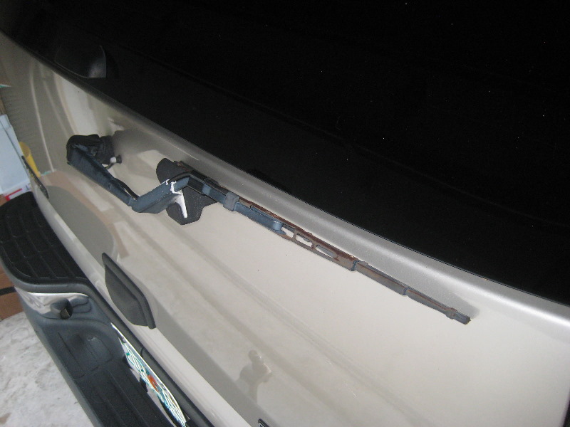 2000-2006-GM-Chevrolet-Tahoe-Rear-Window-Wiper-Blade-Replacement-Guide-001