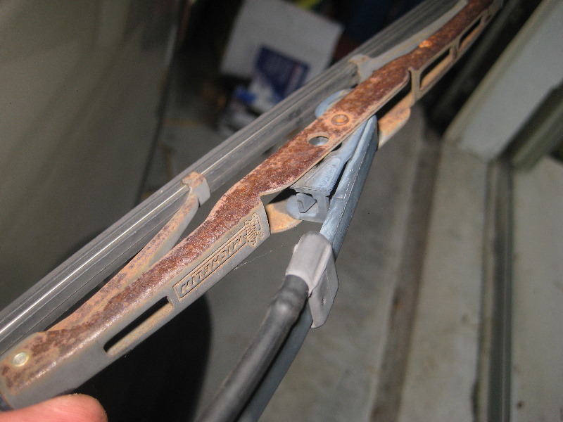 2000-2006-GM-Chevrolet-Tahoe-Rear-Window-Wiper-Blade-Replacement-Guide-003