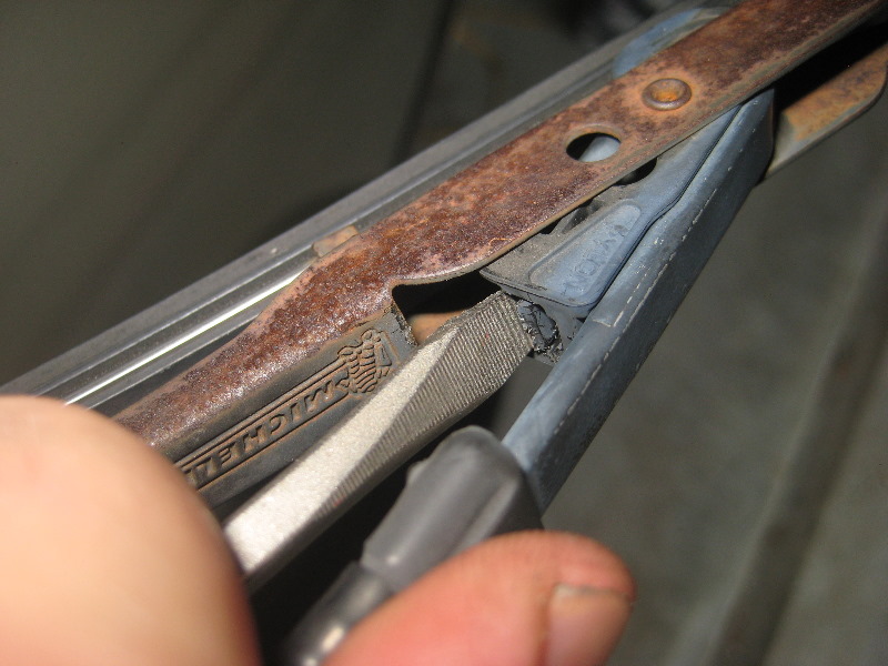 2000-2006-GM-Chevrolet-Tahoe-Rear-Window-Wiper-Blade-Replacement-Guide-004