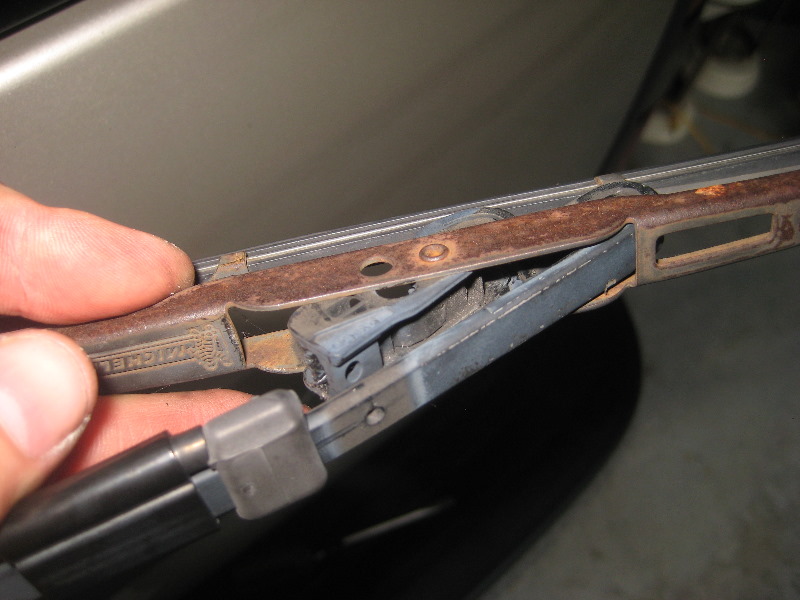 2000-2006-GM-Chevrolet-Tahoe-Rear-Window-Wiper-Blade-Replacement-Guide-005