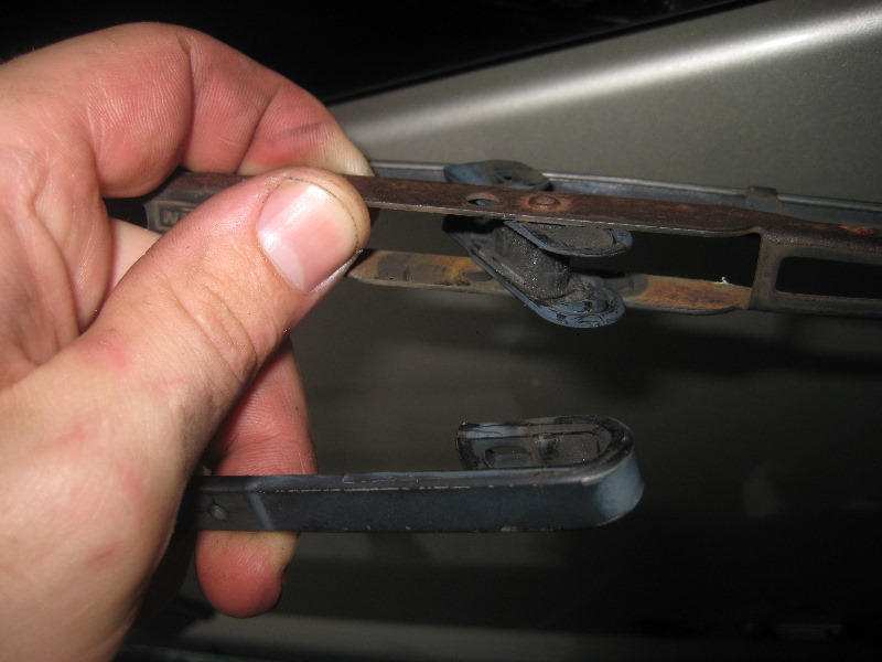 2000-2006-GM-Chevrolet-Tahoe-Rear-Window-Wiper-Blade-Replacement-Guide-006