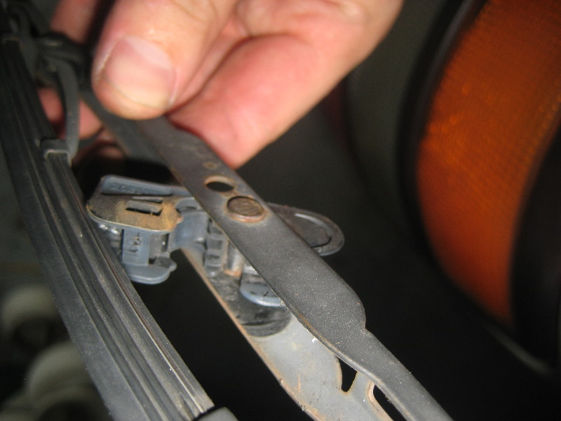 2000-2006-GM-Chevrolet-Tahoe-Rear-Window-Wiper-Blade-Replacement-Guide-007