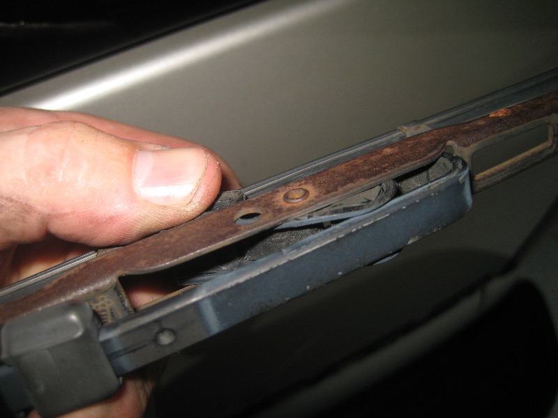 2000-2006-GM-Chevrolet-Tahoe-Rear-Window-Wiper-Blade-Replacement-Guide-009