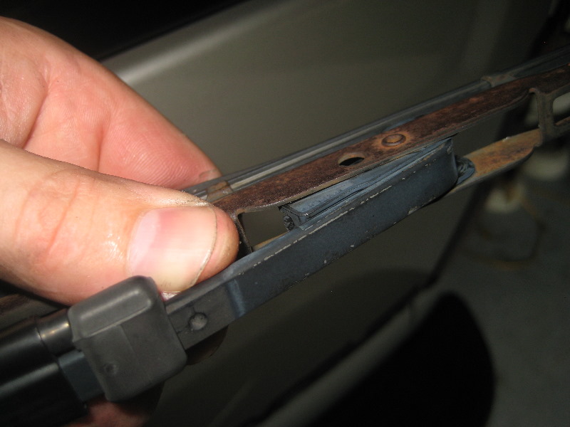 2000-2006-GM-Chevrolet-Tahoe-Rear-Window-Wiper-Blade-Replacement-Guide-010