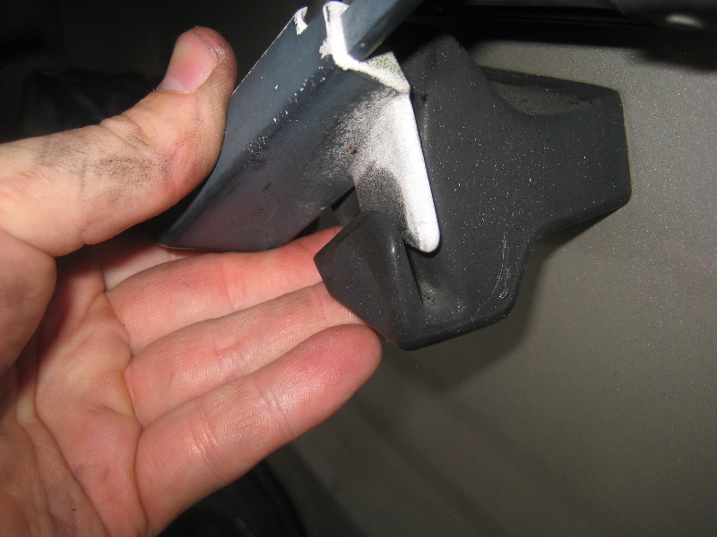 2000-2006-GM-Chevrolet-Tahoe-Rear-Window-Wiper-Blade-Replacement-Guide-011