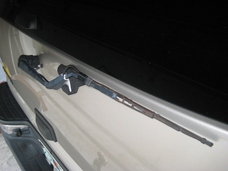 2000-2006-GM-Chevrolet-Tahoe-Rear-Window-Wiper-Blade-Replacement-Guide-012