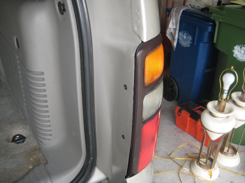 2000-2006-GM-Chevrolet-Tahoe-Tail-Light-Bulbs-Replacement-Guide-002