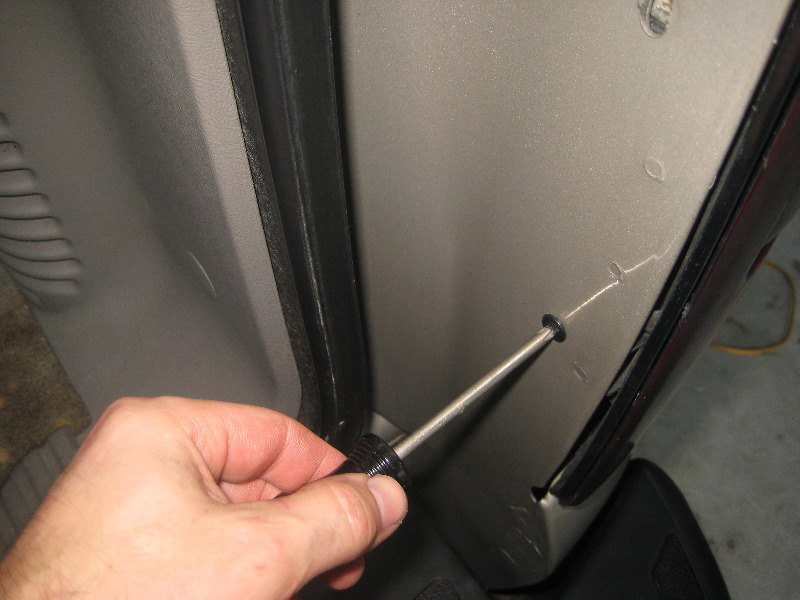 2000-2006-GM-Chevrolet-Tahoe-Tail-Light-Bulbs-Replacement-Guide-004