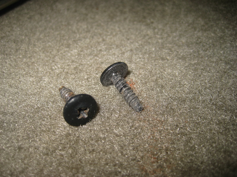 2000-2006-GM-Chevrolet-Tahoe-Tail-Light-Bulbs-Replacement-Guide-005