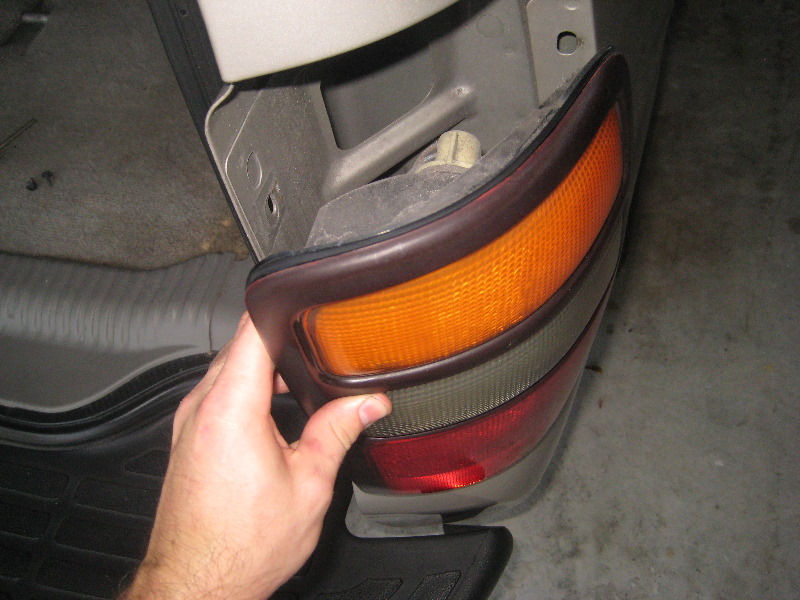 2000-2006-GM-Chevrolet-Tahoe-Tail-Light-Bulbs-Replacement-Guide-006