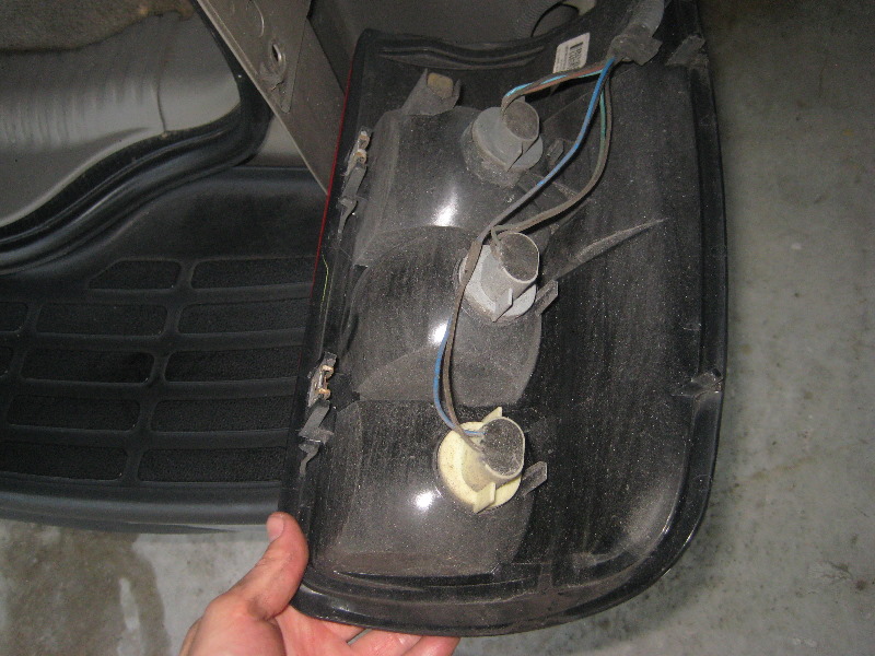 2000-2006-GM-Chevrolet-Tahoe-Tail-Light-Bulbs-Replacement-Guide-007