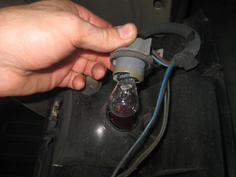 2000-2006-GM-Chevrolet-Tahoe-Tail-Light-Bulbs-Replacement-Guide-008