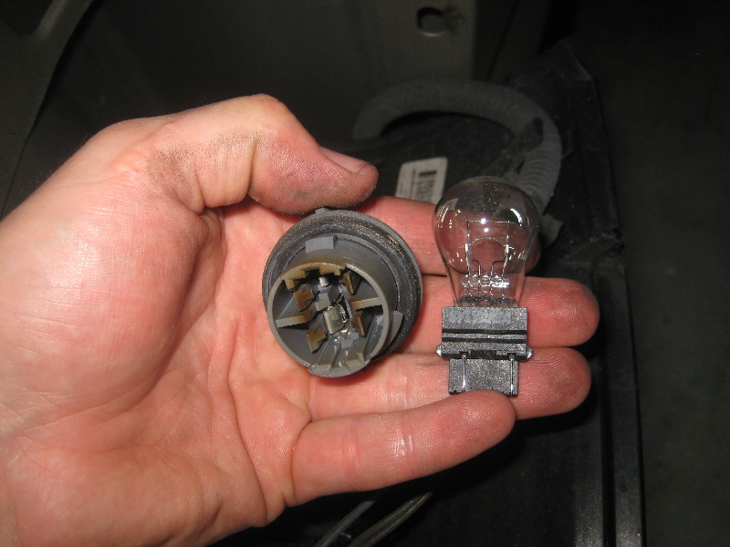 2000-2006-GM-Chevrolet-Tahoe-Tail-Light-Bulbs-Replacement-Guide-009