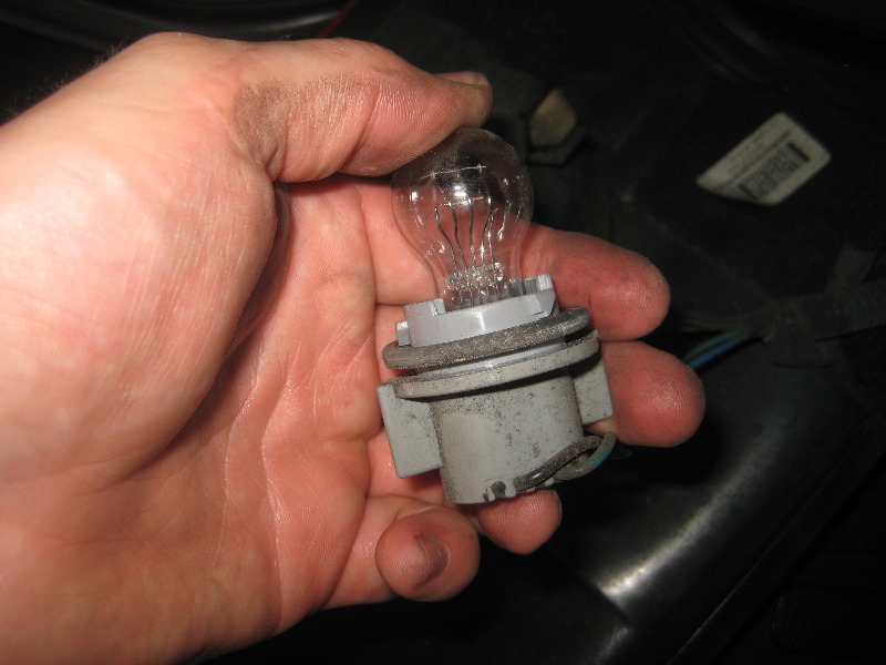 2000-2006-GM-Chevrolet-Tahoe-Tail-Light-Bulbs-Replacement-Guide-014