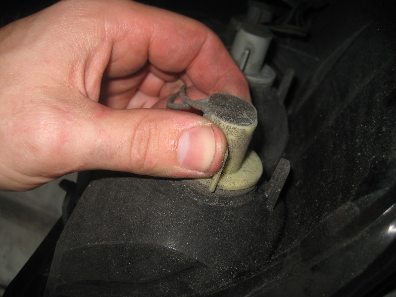 2000-2006-GM-Chevrolet-Tahoe-Tail-Light-Bulbs-Replacement-Guide-016