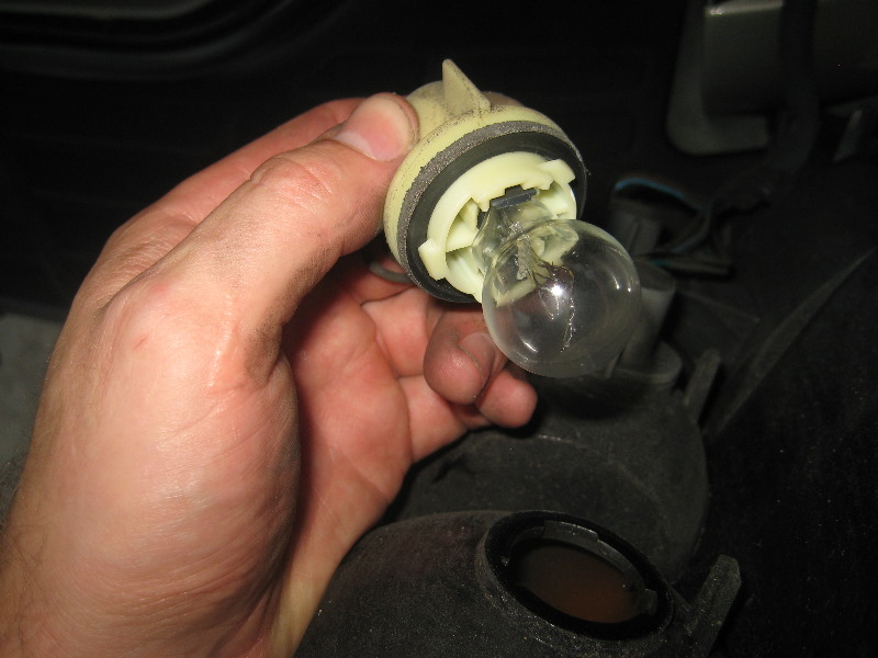 2000-2006-GM-Chevrolet-Tahoe-Tail-Light-Bulbs-Replacement-Guide-017