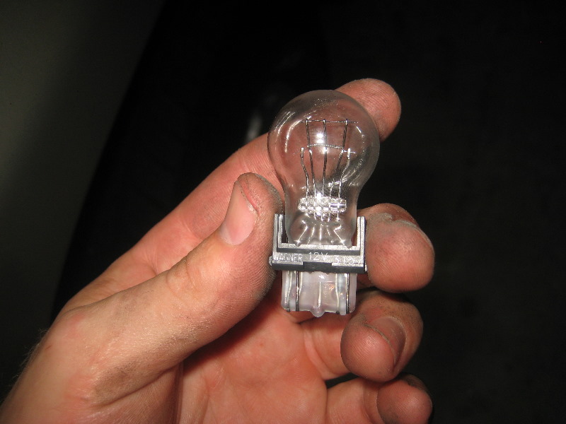 2000-2006-GM-Chevrolet-Tahoe-Tail-Light-Bulbs-Replacement-Guide-018