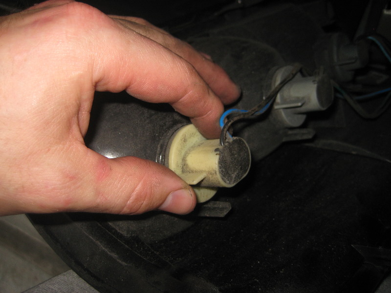 2000-2006-GM-Chevrolet-Tahoe-Tail-Light-Bulbs-Replacement-Guide-019