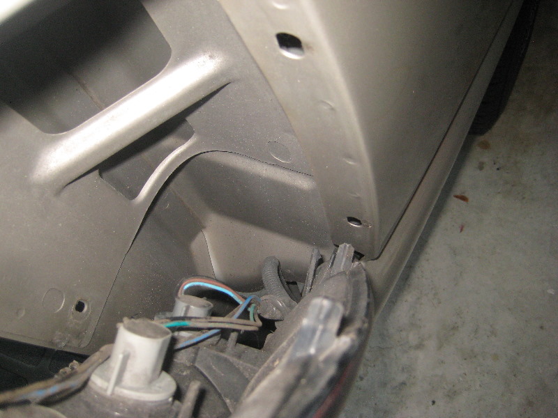 2000-2006-GM-Chevrolet-Tahoe-Tail-Light-Bulbs-Replacement-Guide-020