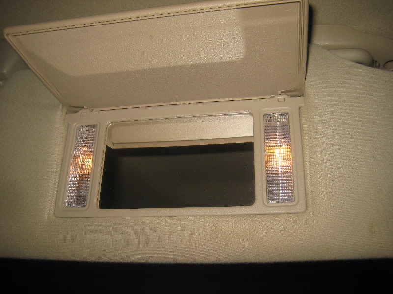 2000-2006-GM-Chevrolet-Tahoe-Vanity-Mirror-Light-Bulbs-Replacement-Guide-002
