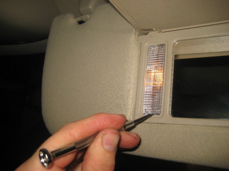 2000-2006-GM-Chevrolet-Tahoe-Vanity-Mirror-Light-Bulbs-Replacement-Guide-003