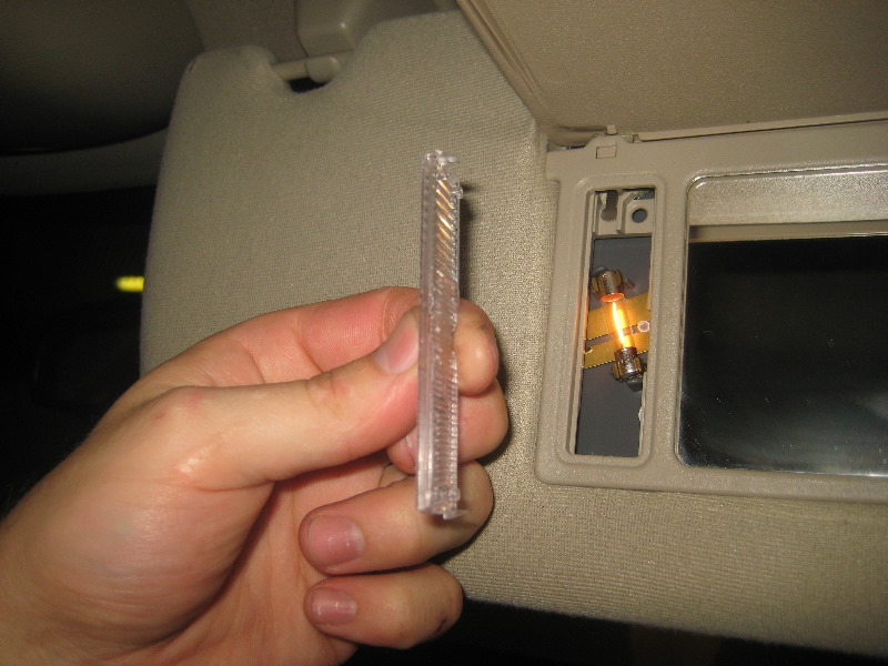 2000-2006-GM-Chevrolet-Tahoe-Vanity-Mirror-Light-Bulbs-Replacement-Guide-004