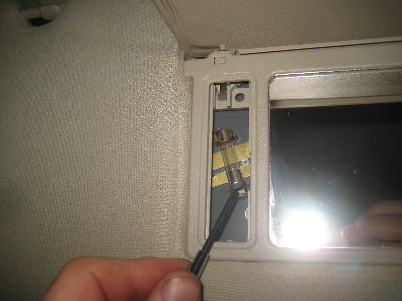 2000-2006-GM-Chevrolet-Tahoe-Vanity-Mirror-Light-Bulbs-Replacement-Guide-005