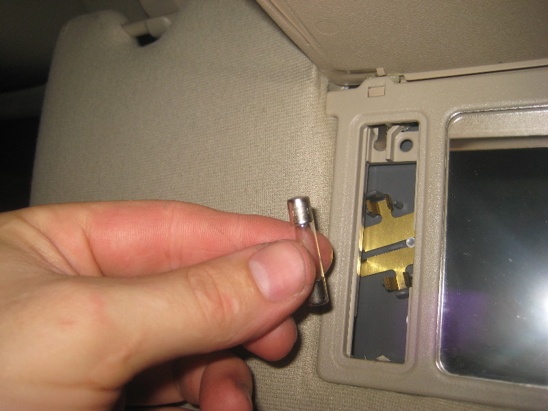 2000-2006-GM-Chevrolet-Tahoe-Vanity-Mirror-Light-Bulbs-Replacement-Guide-006