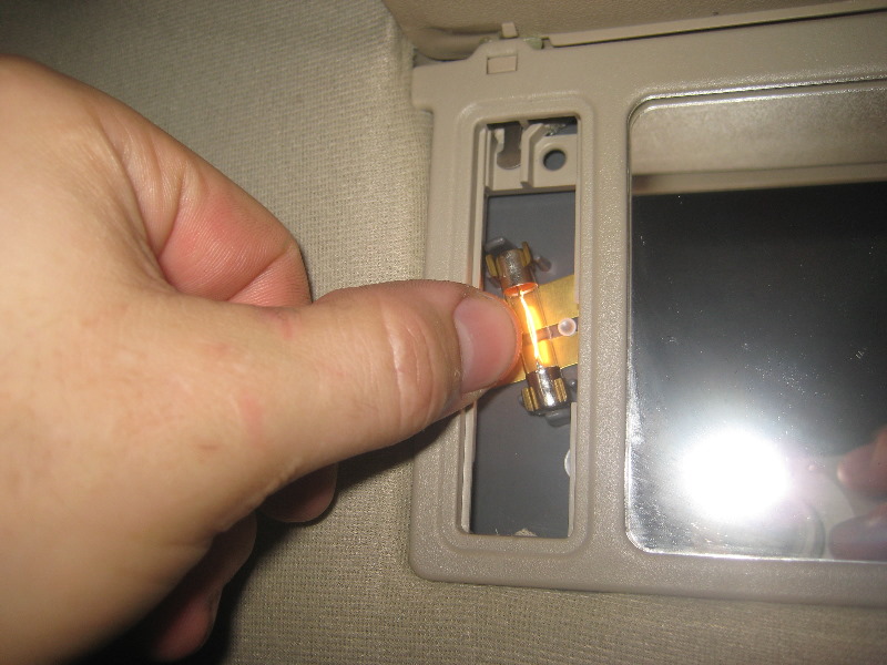 2000-2006-GM-Chevrolet-Tahoe-Vanity-Mirror-Light-Bulbs-Replacement-Guide-007