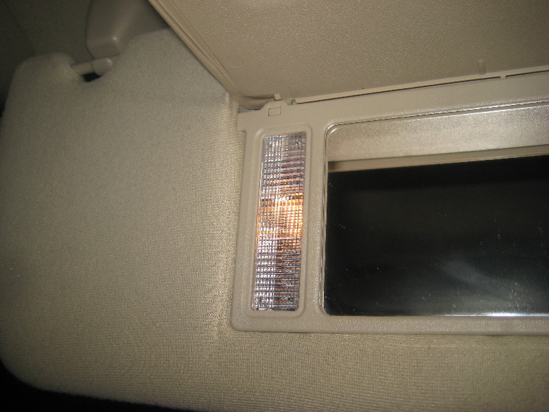 2000-2006-GM-Chevrolet-Tahoe-Vanity-Mirror-Light-Bulbs-Replacement-Guide-009