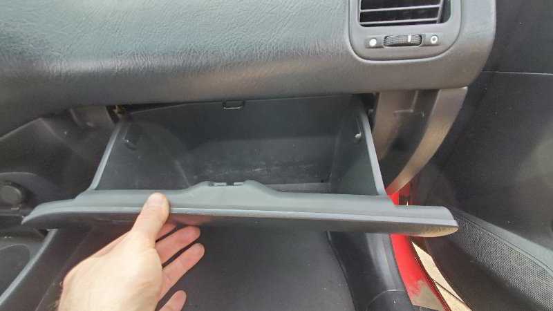 2001-2005-Honda-Civic-Cabin-Air-Filter-Replacement-Guide-002