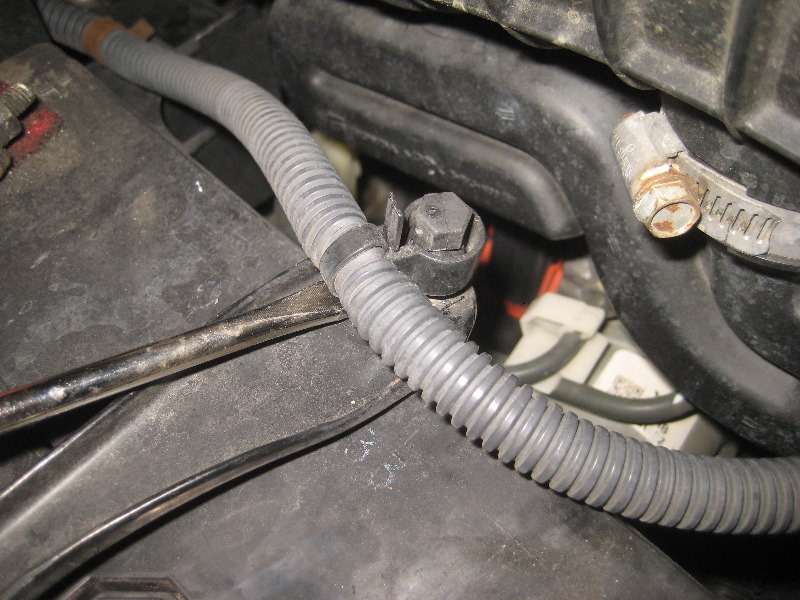 20032008HondaPilot12VAutomotiveBatteryReplacementGuide004